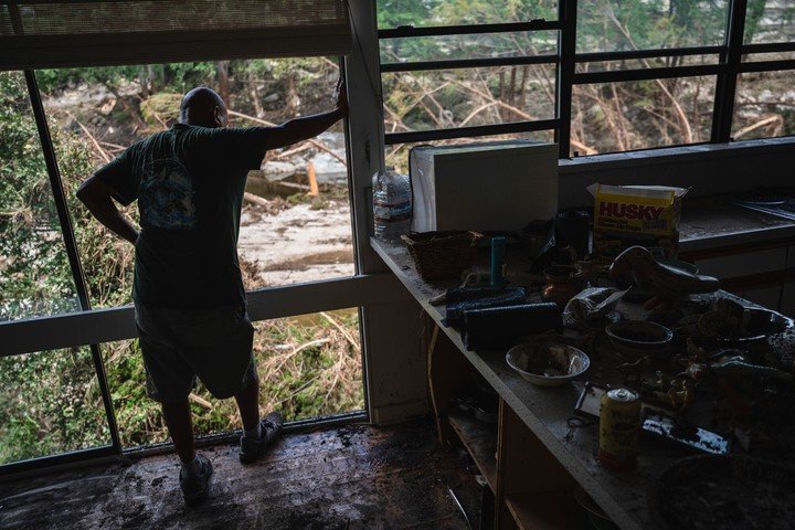 Un voluntario contempla el río Guadalupe mientras ayuda a limpiar la casa de un residente en Hunt, Texas, EE. UU., el miércoles 9 de julio de 2025. Los equipos de rescate en el centro de Texas llevan seis días excavando entre enormes montones de escombros, vehículos volcados y casas destrozadas, mientras continúa la búsqueda de víctimas de las inundaciones repentinas que causaron la muerte de más de 100 personas durante el fin de semana del 4 de julio. Fotógrafo: Eli Hartman/Bloomberg