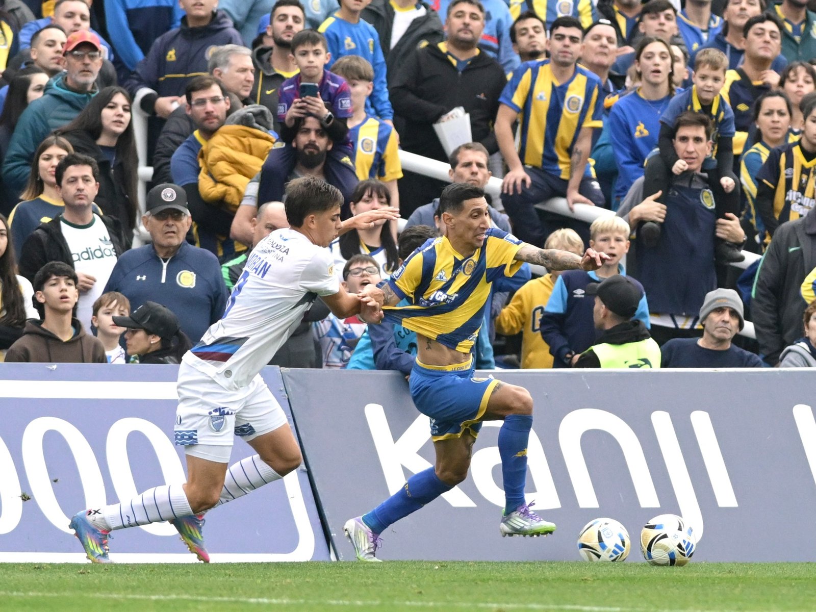 El retorno de un ícono: la ovación de Rosario Central En una tarde cargada de emociones en el Gigante de Arroyito, el re... Descubre más sobre metió, fútbol,...