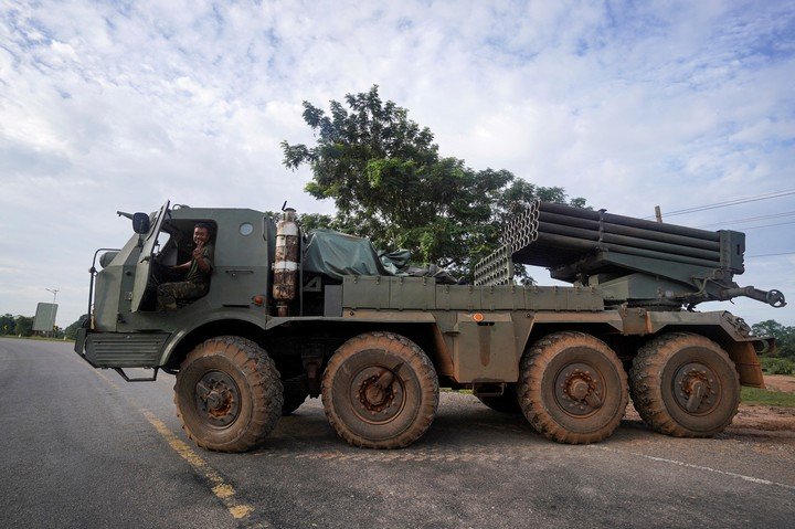 Un militar camboyano hace un gesto desde un lanzacohetes múltiple BM-21 Grad, a unos 40 km (24 millas) del disputado templo de Ta Moan Thom. Foto: Reuters