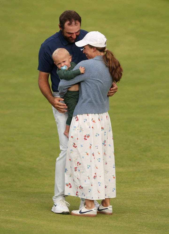 Scottie Scheffler celebra con su mujer Meredith y su hijo Bennett en el The Open. Foto: Mike Frey-Imagn Images