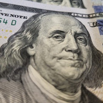 A un costo alto, la supertasa logró frenar la suba del dólar oficial, pero el blue subió $ 15