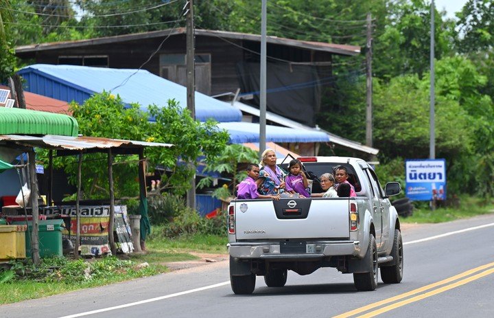 Camino a un centro de evacuación, en medio de enfrentamientos entre soldados tailandeses y camboyanos cerca de la frontera entre Tailandia y Camboya, en Ban Ta Miang, provincia de Surin, Tailandia. Foto EFE