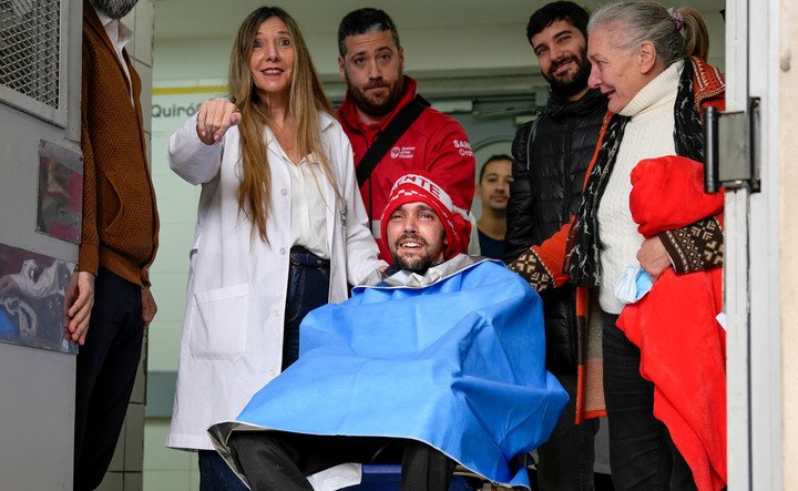 Pablo grillo cuando recibió el alta luego de casi tres meses su internación en Hospital Ramos Mejía. Foto: Julián Cabral.