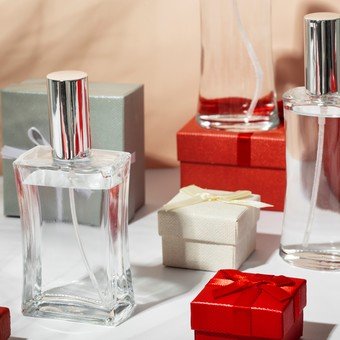 5 perfumes que fueron furor en los 90 y seguro volverías a usar en 2025
