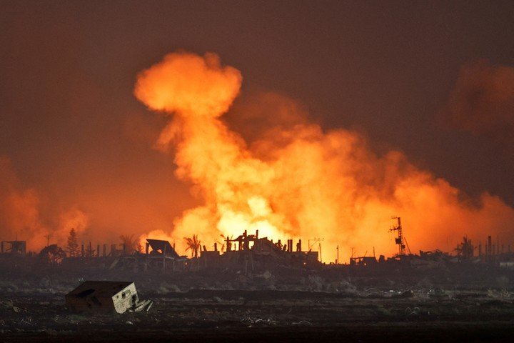 Una explosión en Gaza, tras un bombardeo de Israel este jueves. Foto: REUTERS 