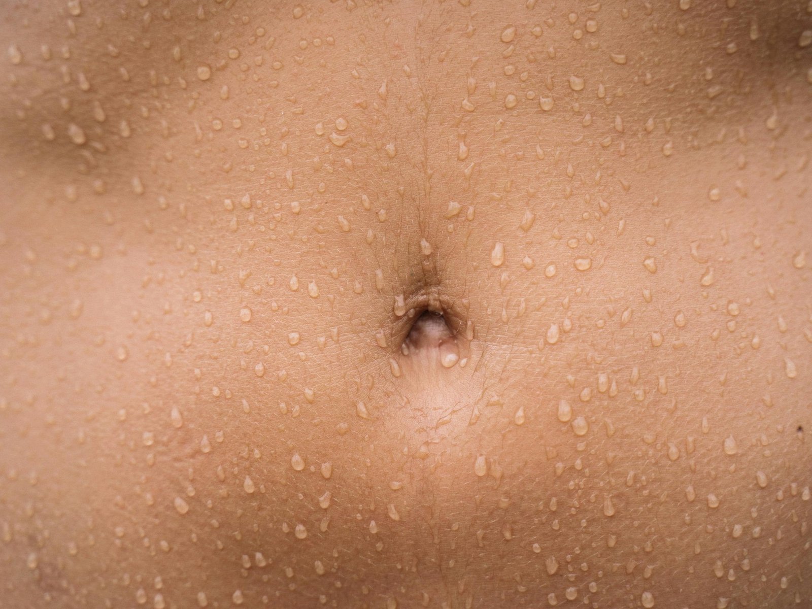 La práctica de colocar un diente de ajo en el ombligo es una costumbre ancestral: se considera al ombligo un punto energético central que conecta directamente con diferentes órganos del cuerpo.