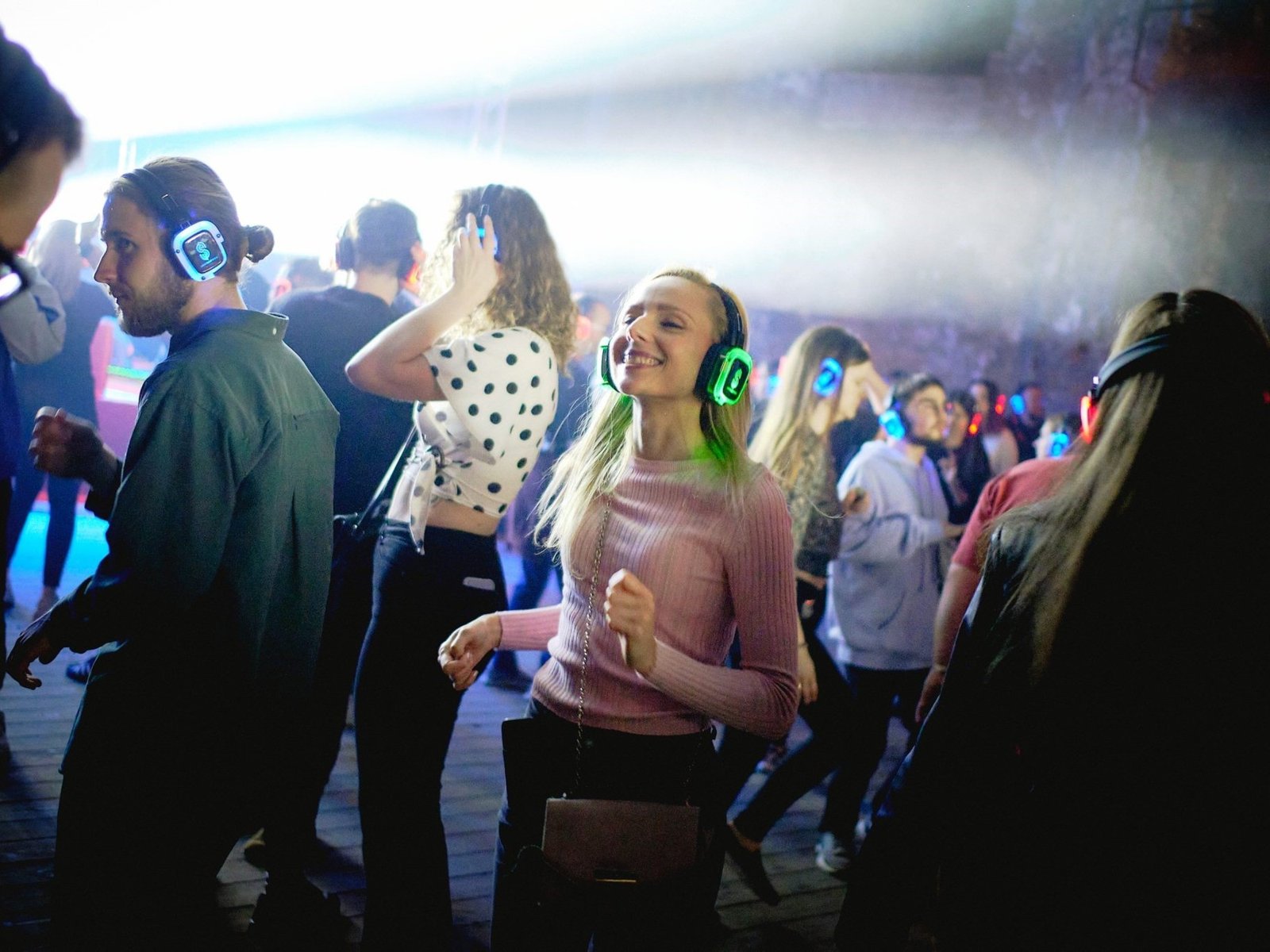 Las fiestas silenciosas utilizan auriculares especiales que transmiten hasta tres canales de audio simultáneamente.