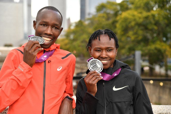 John Korir y Ruth Chepngetich, ambos de Kenya, con sus medallas tras la maratón de Chicago. Patrick Gorski-Imagn Images