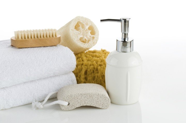 Exfoliar ayuda a remover células muertas y mejora la textura de la piel. Foto: Istock.