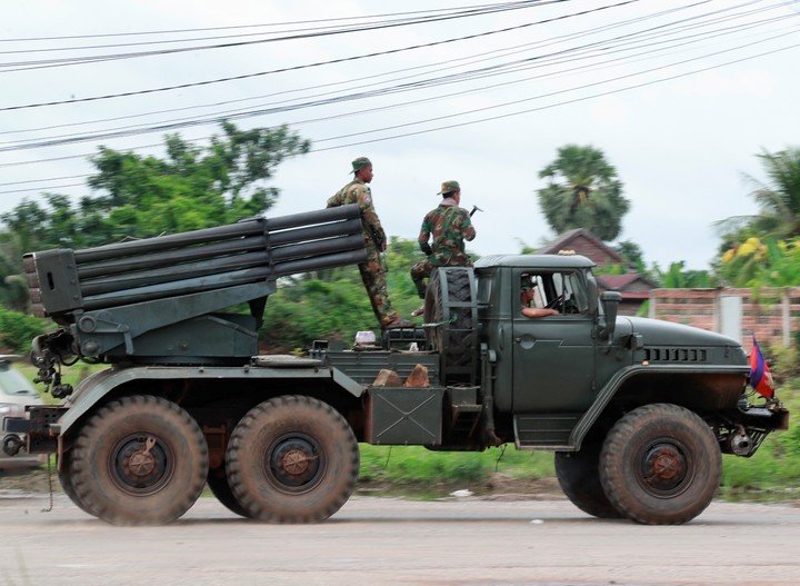 Soldados camboyanos viajan en un lanzacohetes múltiple al noroeste de Camboya. Foto: EFE.