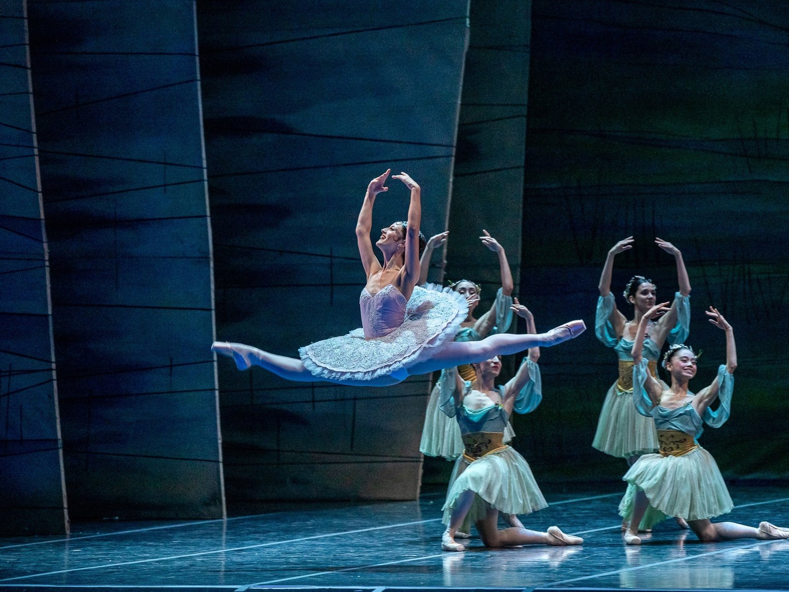 Un Clásico Renace en el Escenario del Colón El Ballet del Teatro Colón ha estrenado una versión renovada de Don Qui... Descubre más sobre siglo, tiempo,...