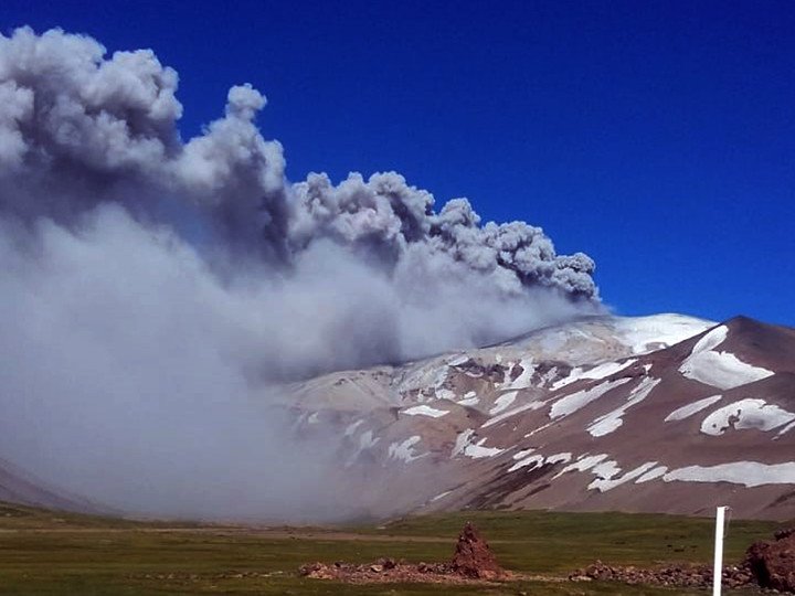 Erupción del Volcán Peteroa en 2018.