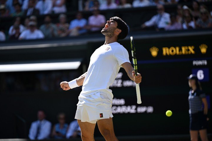 Carlos Alcaraz se hizo fuerte con su saque y le ganó con autoridad a Taylor Fritz en semifinales. Foto: Xinhua / Zhao Dingzhe.