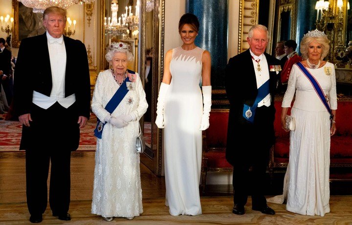 La reina Isabel II recibió a Donald y Melania Trump en la primera visita de Estado al que fue invitado el estadounidense, durante su primer mandato. Foto Archivo AFP