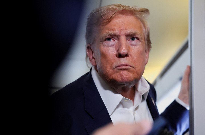 Trump habla con periodistas a su regreso de Escocia. Foto: Reuters