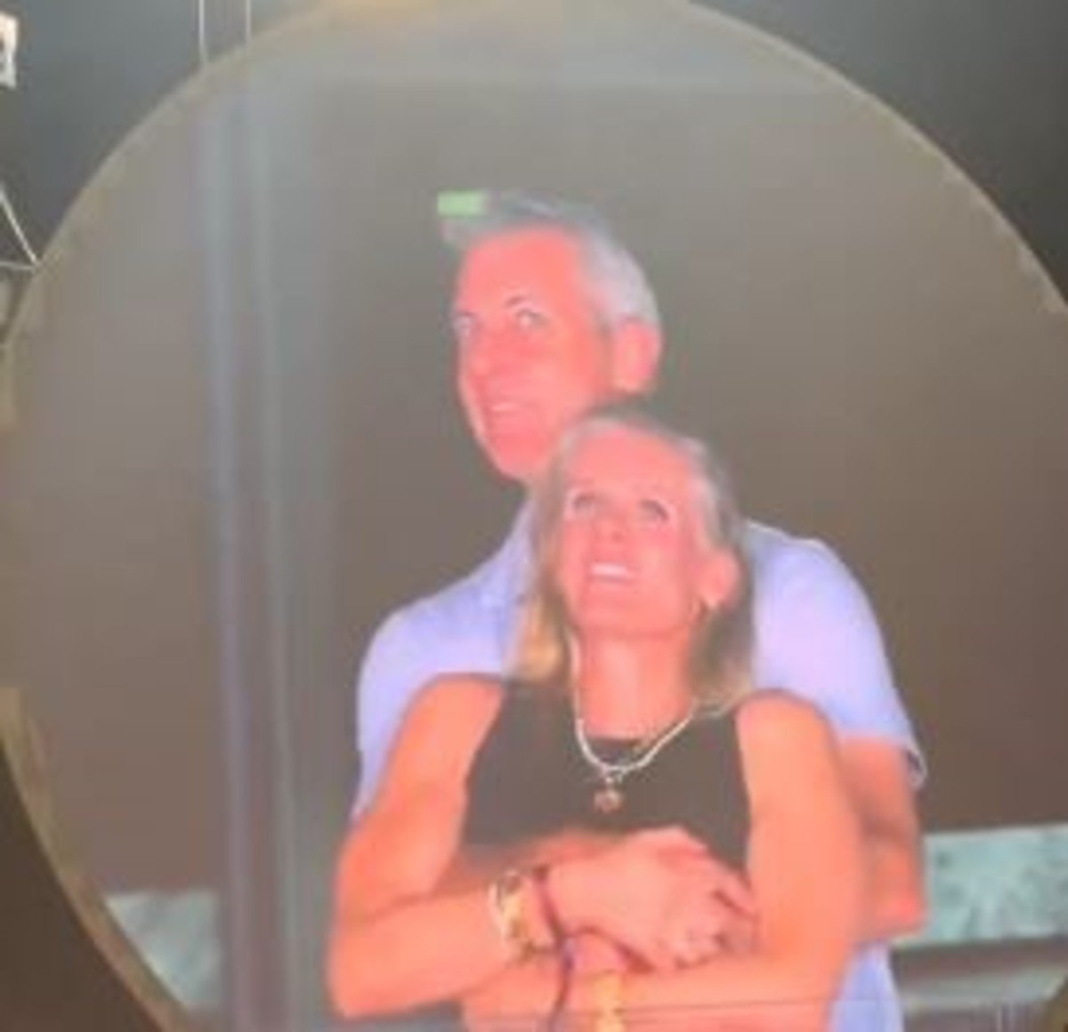 Andy Byron y Kristin Cabot estaban abrazados y sornientes cuando la kiss cam los enfocó. Foto: Captura