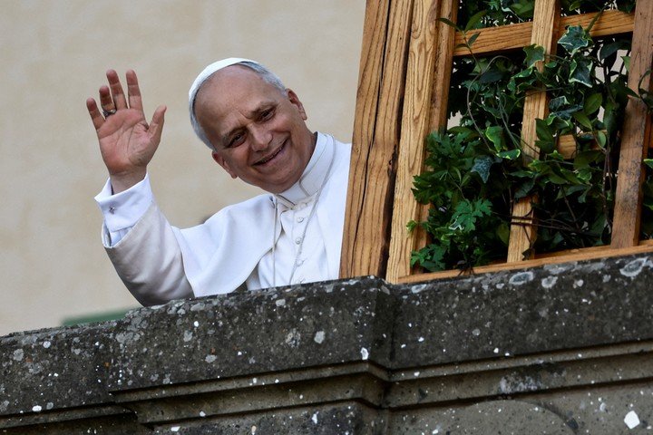 El papa León XIV saluda desde Castel Gandolfo. Foto: Reuters