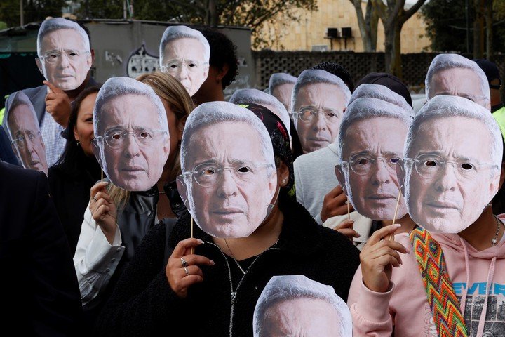 Seguidores de Álvaro Uribe asisten al Complejo Judicial de Paloquemao para apoyar al ex mandatario de Colombia este lunes, en Bogotá. Foto: EFE 