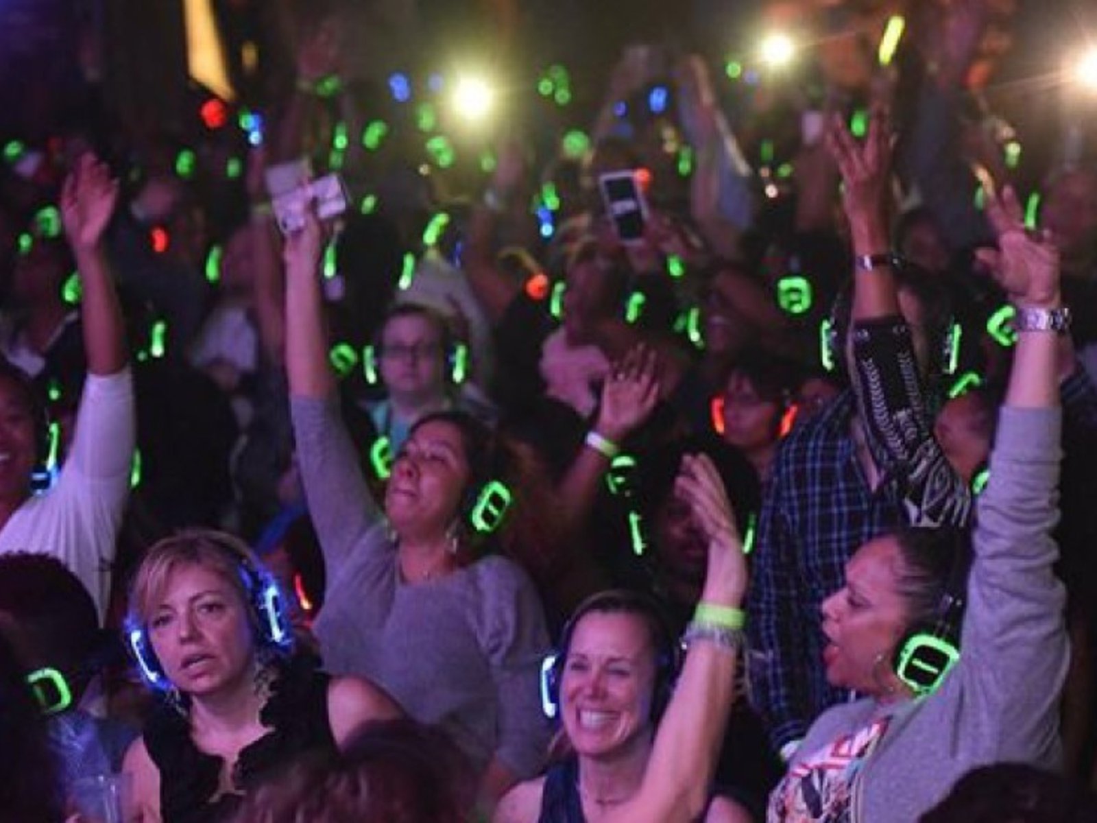 Este modelo de fiesta, que comenzó como una alternativa en festivales con restricciones de sonido, hoy gana protagonismo en cumpleaños infantiles, celebraciones privadas y eventos corporativos.