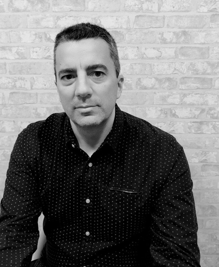 Emilio Díez, reconocido por su trabajo como guionista en series como La casa de papel, El Internado o El Embarcadero. Foto: gentileza VR Ediciones.