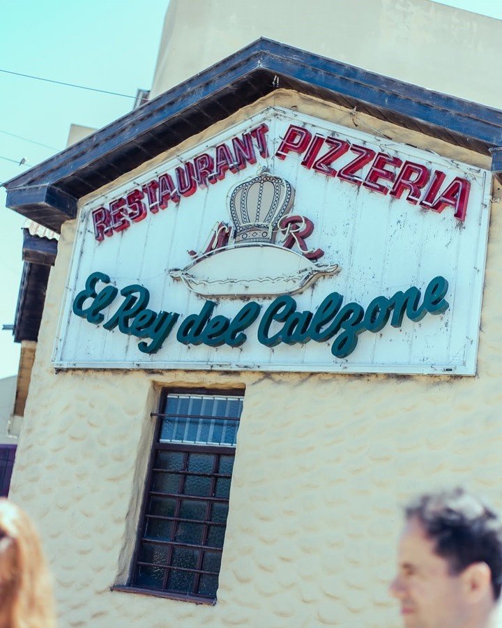 El ambiente es el de una clásica cantina de barrio: cálido, familiar y con precios accesibles. Foto: Instagram @elreydelcalzone.