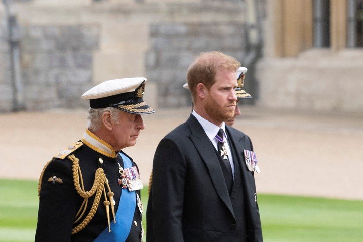 Rey Carlos III y el principe Harry. Foto AFP