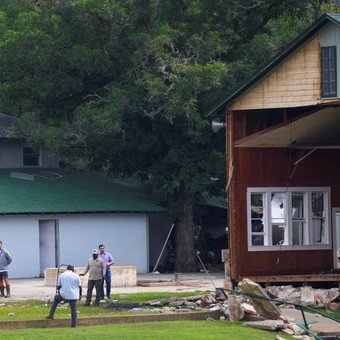 "Mi hija estaba aquí": dolor en el centenario campamento del que desaparecieron 27 chicas en las inundaciones en Texas