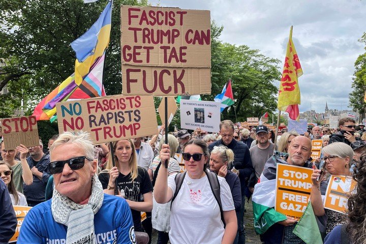 Protestas frente al consulado estadounidense en Edimburgo, contra la visita de Donald Trump a Escocia. Foto: EFE 