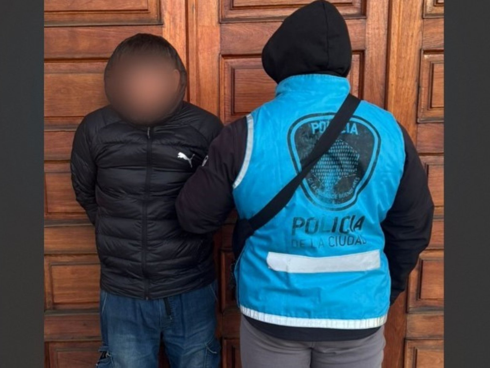 Detención inesperada en Nueva Pompeya: un fugitivo con un oscuro pasado Una operación rutinaria de la Policía de la Ciud... Descubre más sobre mundo, suceso,...