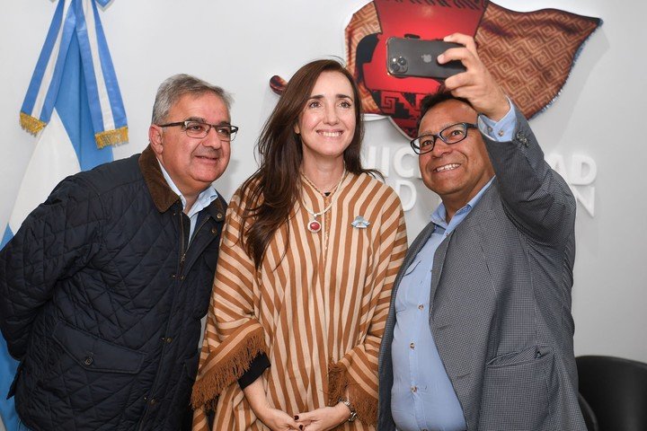 La vicepresidenta, junto al gobernador de Catamarca, Raúl Jalil, participó del festival Cuna del Poncho en la ciudad de Belén.