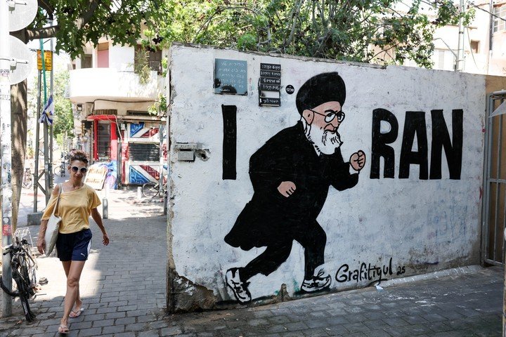 Un grafiti parodia al líder supremo de Irán, ayatollah Ali Khamenei en Tel Aviv, Israel. Foto: EFE 