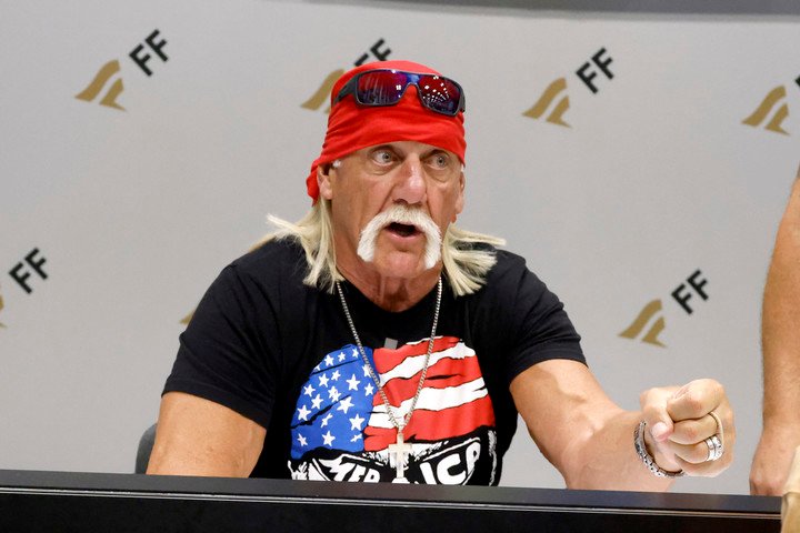 Hogan habla a sus fans en un evento en 2024. Foto: AFP