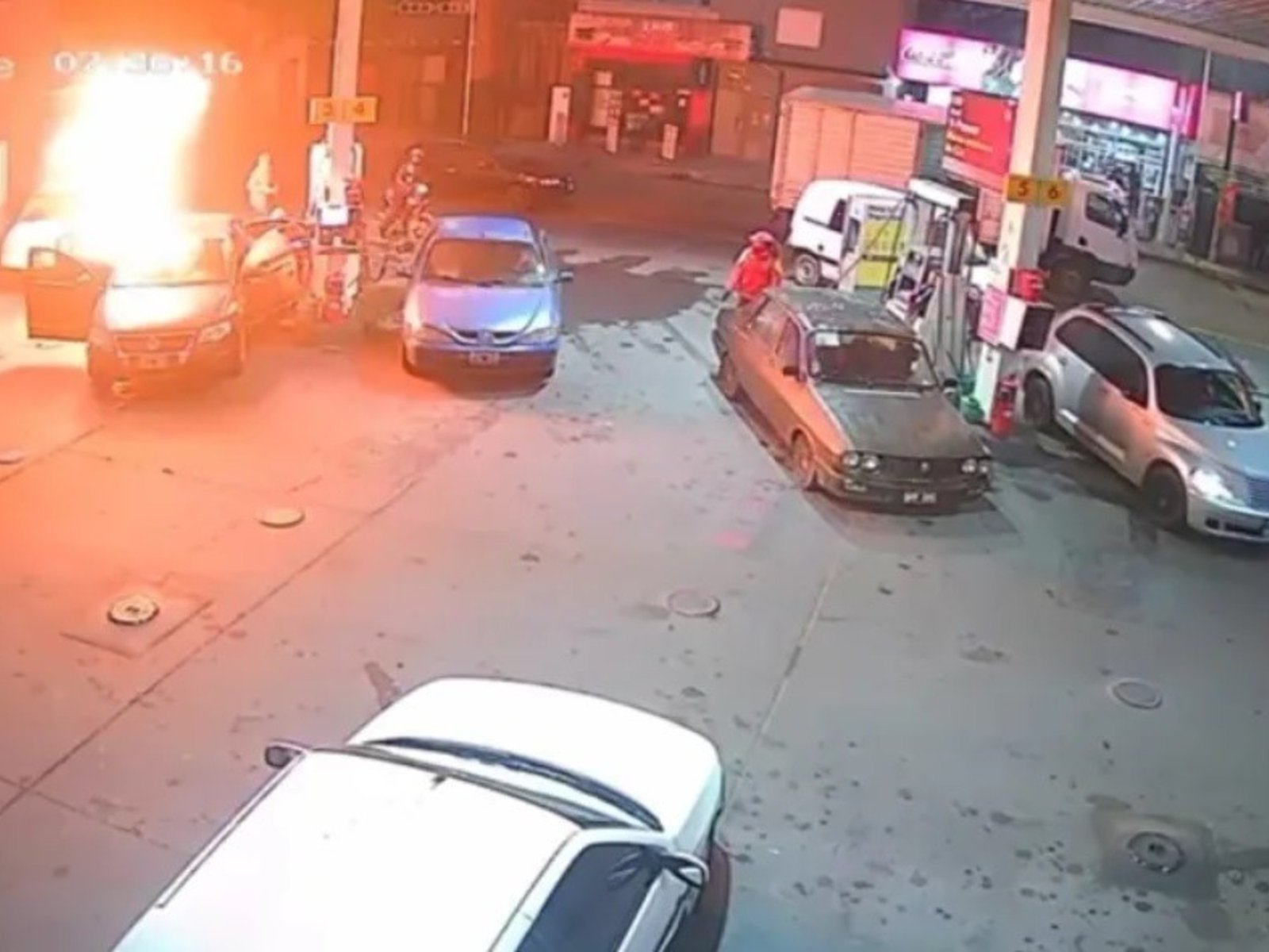 Un instante de terror: la explosión en una estación de servicio que dejó a todos sin aliento El martes por la mañana, un... Descubre más sobre entornos, esca...