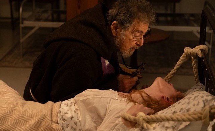 A ver si te quedás quieta, parece decirle el padre Riesinger. La película se basa en hechos reales.