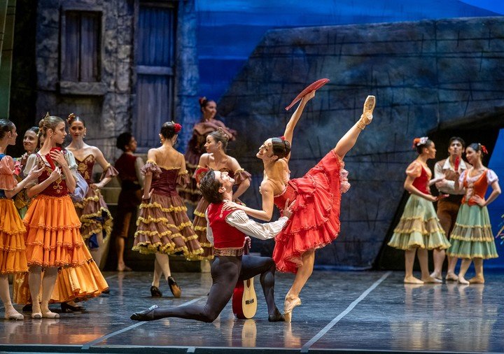 Una escena festiva del primer acto de "Don Quijote" por el Ballet del Teatro Colón. Foto de prensa gentileza Carlos Villamayor.