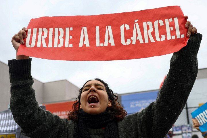 Protestas contra el ex presidente Alvaro Uribe, en Bogotá. Foto: REUTERS 