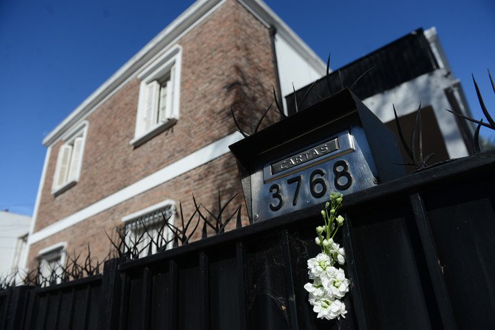 La casa de la tragedia por monóxido de carbono en Villa Devoto. Una flor y un Rosario en la puerta de Sanabria al 3700. Foto: Luciano Thieberger