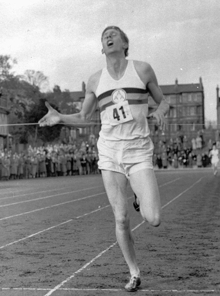 Roger Bannister en 1954 bajó los cuatro minutos en una milla (3:59.4).