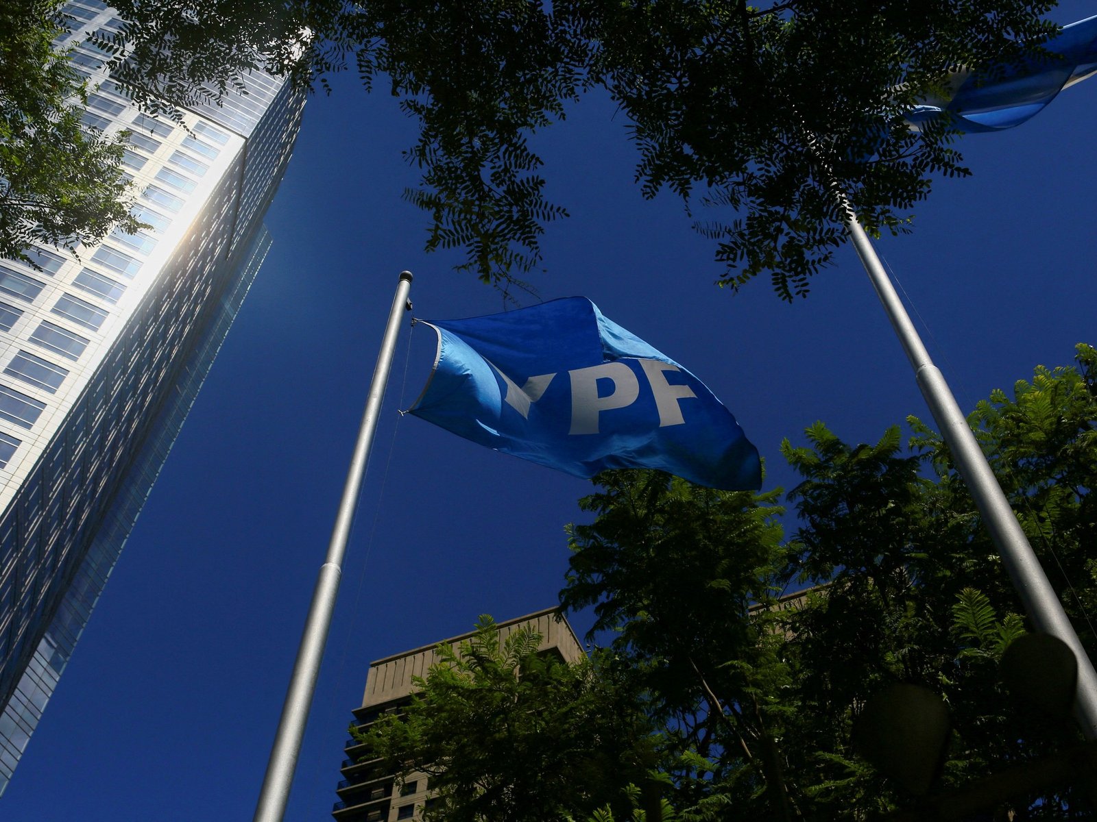 El futuro de YPF: una batalla legal entre Argentina y la justicia estadounidense El conflicto por las acciones de YPF ha... Descubre más sobre largo, debate ...