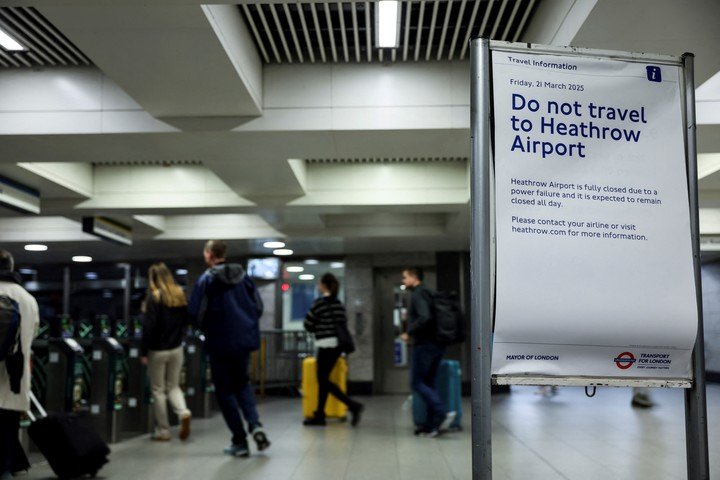 Un cartel avisa no viajar a Heathrow durante el apagón de marzo. Foto: Reuters