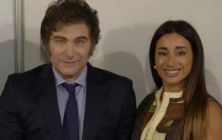 Laura Belén Arrieta con el presidente Javier Milei en el encuentro de la CPAC en Buenos Aires.