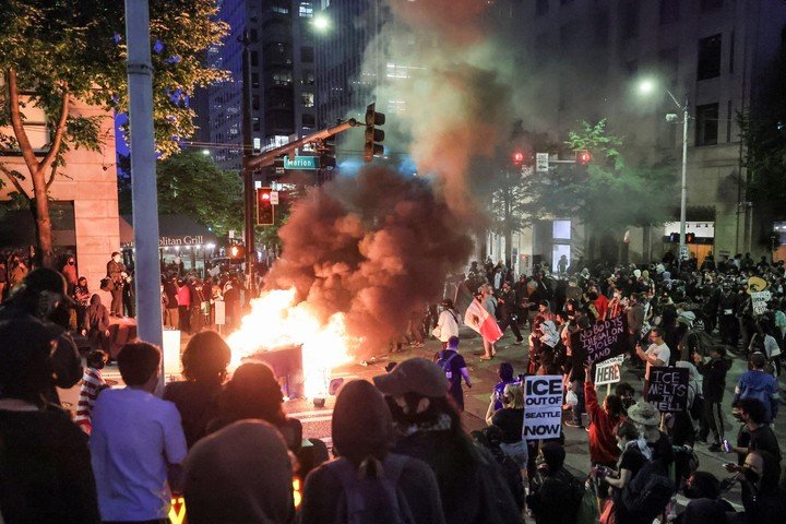 Manifestantes protestan en Seatlle contra el arresto de inmigrantes. Foto: AP