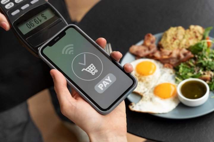 A diferencia de Bluetooth, el NFC no requiere emparejar dispositivos, lo que simplifica el proceso de conexión. Foto: Freepik.