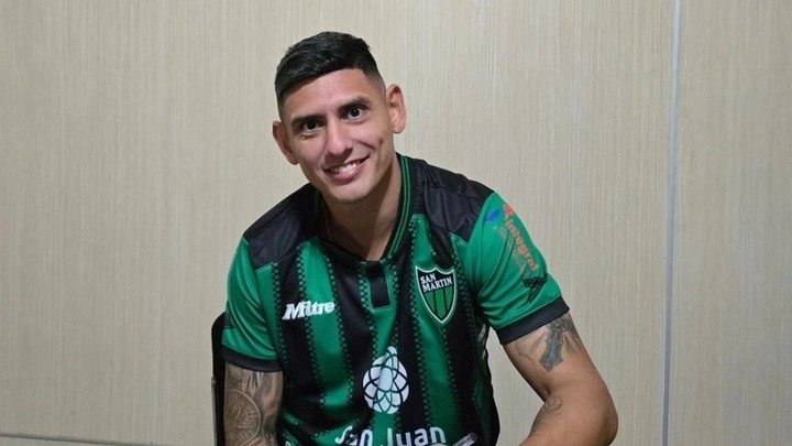 Orihuela al momento de firmar como refuerzo del Santo.