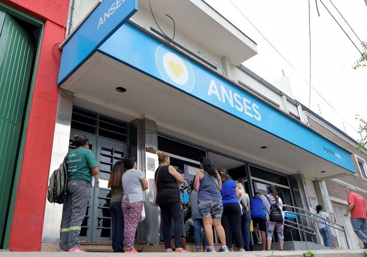 AUH: cuándo cobro la asignación de julio si mi DNI termina en 1 Foto: Orlando Pelichotti