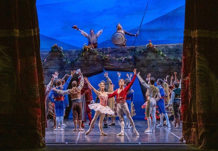 La escena final de "Don Quijote" en el Teatro Colón, con Ayelén Sánchez y Juan Pablo Ledo. Foto de prensa gentileza Carlos Villamayor.