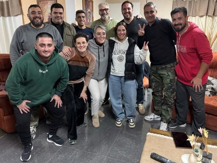 Arrestan a un policía en La Pampa por hacer la "V" con los dedos.