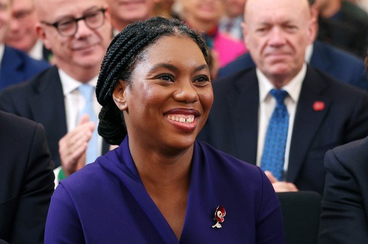 Badenoch tiene 44 años y es una de las figuras emergentes del Partido Conservador británico. Foto: EFE