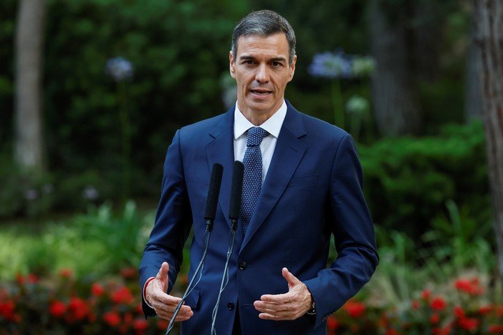 El presidente del Gobierno, Pedro Sánchez, ofrece declaraciones en el Palacio de Marivent. Foto: EFE