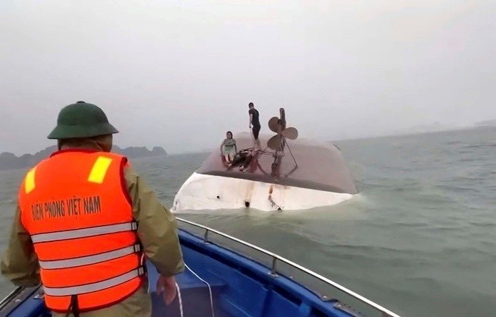 Sigue buscando sobrevivientes en el barco turístico que volvó en Vietnam. Foto QDND via AP